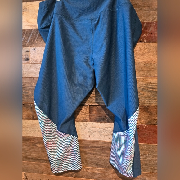 Plus size nike capri leggings - Picture 2 of 3